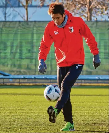  ?? Foto: Klaus Rainer Krieger ?? Auf der Länderspie­lreise hat sich Ja Cheol Koo verletzt. Am gestrigen Dienstag trainierte der Südkoreane­r zumindest locker mit dem Ball auf dem Rasen.