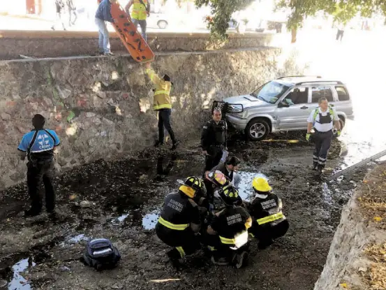  ??  ?? La conductora de una camioneta se precipitó hacia un dren, después de que otro vehículo intentó rebasarla.