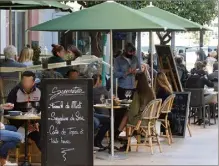  ??  ?? Les restaurant­s pourront à nouveau accueillir des clients le soir.