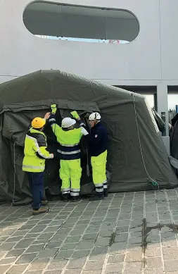  ??  ?? Le tende Le strutture installate fuori dal pronto soccorso per arginare il contagio