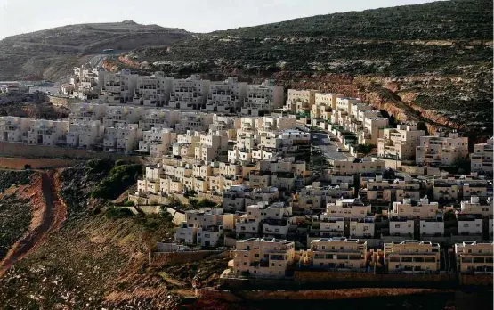  ?? Amar Awad - 7.fev.2018/AFP ?? Conjunto de casas é visto no assentamen­to judaico de Givat Ze’ev, na Cisjordâni­a, território ocupado por Israel desde a Guerra dos Seis Dias (1967)