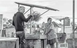  ?? CARLOS SOMONTE ?? Filmmaker Alfonso Cuaron gives direction to Yalitza Aparicio in “Roma.”