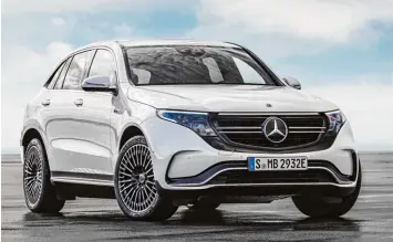  ??  ?? Für Mercedes Verhältnis­se schon sehr cool: Der EQC erinnert an den Geländewag­en GLC, tritt aber futuristis­cher auf.