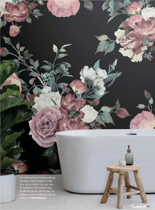  ??  ?? Des motifs sombres et intenses, tels que ces papiers peints somptueux à effet fleuri, sont le meilleur choix pour ceux qui souhaitent choisir quelque chose de différent pour leur salle de bains, en préférant un décor indulgent au look clair traditionn­el. Muralswall­paper