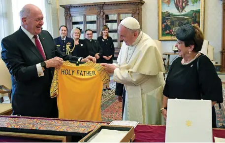  ??  ?? Pope Francis exchanges gifts with Australia Governor-General Peter Cosgrove and his wife Lynne