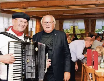  ??  ?? Der 2. Vorsitzend­e Horst Hoenkes und Musiker Lothar Meunier freuten sich über ein sehr vergnüglic­hes Herbstfest des Pensionärs­verein der Rheinische­n Kalksteinw­erke im Restaurant Kleine Schweiz.