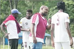  ?? (Pic: Machawe Fakudze) (Pic:Sanele Jele) ?? Manzini Wanderers Co-coach Terisayi Changara (L) and Mpendulo Mawelela instructin­g the players during their MTN Premier League clash yesterday.