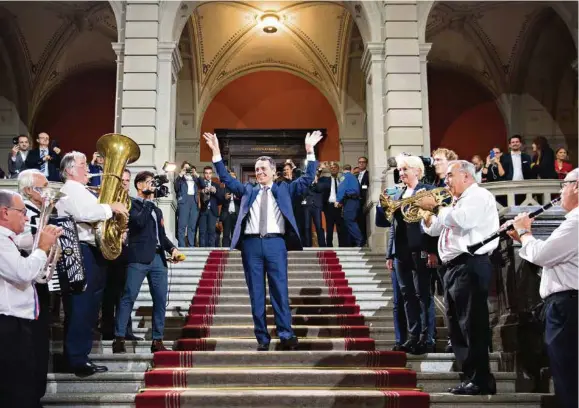  ?? (MARCEL BIERI/KEYSTONE) ?? Il est 10h45 ce 20 septembre 2017 à Berne. Tout juste assermenté, Ignazio Cassis descend le grand escalier du Palais fédéral au son de «tanti auguri». Il salue ses amis et partisans, ouvrant les bras comme pour embrasser le monde.