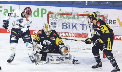  ?? FOTO: THOMAS LAMMERTTZ. ?? Hier wartet Daniel Pietta vor dem Krefelder Tor auf einen Abpraller. Der Puck ist für Torwart Sergei Belov eine sichere Beute.