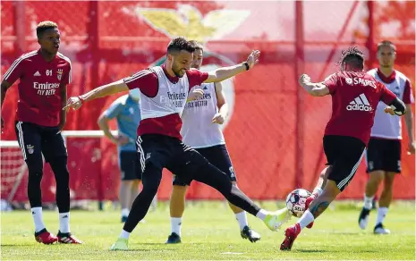  ??  ?? Plantel encarnado ainda se treina esta manhã no Seixal antes de seguir viagem para Óbidos