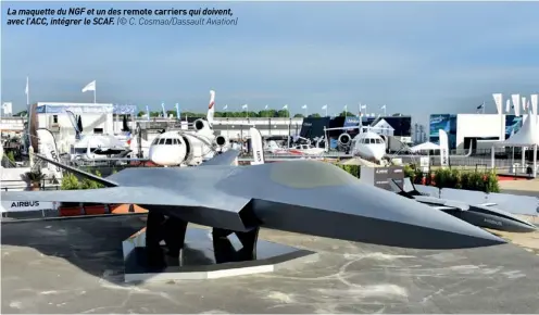  ??  ?? La maquette du NGF et un des remote carriers qui doivent, avec L'ACC, intégrer le SCAF. (© C. Cosmao/dassault Aviation)