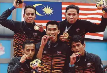  ??  ?? PEMAIN negara, Mohd Hanafiah (kiri atas), Meor Zulkifar Mohd Amin (atas kanan), Farhan Adam (kiri bawah), Mohammad Syahir Mohd Rosdi (tengah) dan Mohd Khairol Zaman Hamir Akhbar bergambar bersama selepas meraih pingat emas pada aksi sepak takraw regu...