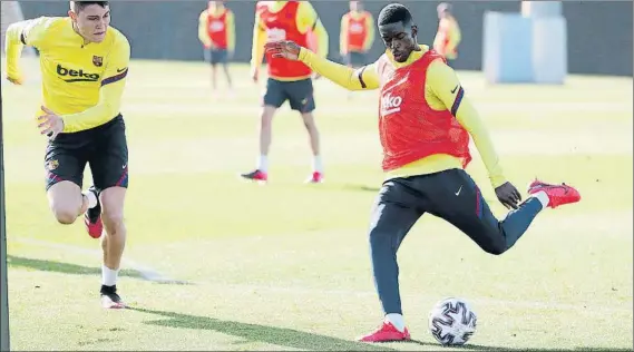  ?? FOTO: FCB ?? Ousmane Dembélé se emplea a fondo en una acción del entrenamie­nto de ayer, antes de que el francés notara de nuevo molestias en su pierna derecha