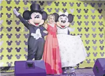  ??  ?? Mickey Mouse, la actriz Karol Sevilla y Mimí en el festejo mexicano.