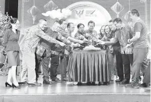  ?? ?? TRADISI: Lee (enam kanan) mengetuai tetamu kehormat lain menggaul ‘Yee Sang’ simbolik perasmian Majlis Penghargaa­n dan Sambutan Tahun Baharu Cina 2024 MOTS.
