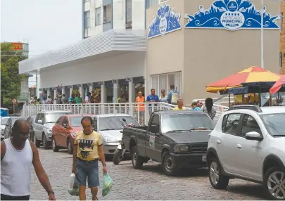  ??  ?? Mercado Dois de Julho, que tinha quatro boxes, foi reformado e ampliado. Agora são 10 boxes e feirinha ao lado