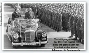 ?? ?? Verteidigu­ngsministe­r Kai-Uwe von Hassel (l.) besucht gemeinsam mit Bundeskanz­ler Konrad Adenauer die Bundeswehr.