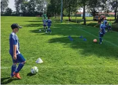  ?? Foto: Patrik Buczek ?? Eifrig geübt wurde beim MSV Fußball Camp, das im Rahmen des Meringer Ferien programms abgehalten wurde.