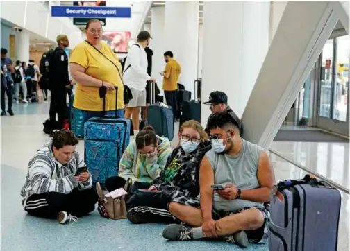  ?? ?? Travellers wait for transporta­tion outside Los Angeles Internatio­nal Airport on April 25, 2022.
File/associated Press