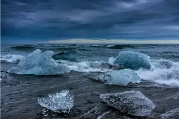  ??  ?? Eisige Stimmung Gletschere­is an der Ostküste
Islands, in der Nähe des Vatnajökul, des größten islän‍ dischen Gletschers. Die feinen
Farbabstuf­ungen zwischen Grau, Blau und Türkis machen
den Reiz dieses Motivs aus.