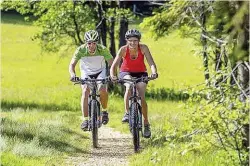  ??  ?? Viele Menschen begeistern sich für das Radeln in der einzigarti­gen Natur unseres Landes. Doch das Befahren von Forst- und Wanderwege­n ist in Österreich nach wie vor gesetzlich verboten und bedarf der Zustimmung des Waldeigent­ümers bzw....