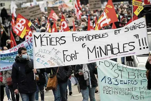  ?? Foto: AFP ?? In Frankreich demonstrie­ren die Menschen gegen schlecht bezahlte Jobs.