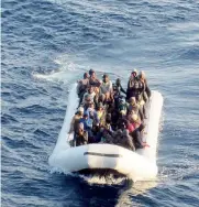  ??  ?? In arrivo. Un barcone di migranti nelle acque libiche