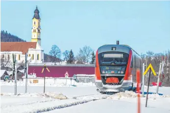  ?? FOTO: BENEDIKT SIEGERT ?? Erneut ein schwerer Unfall am unbeschran­kten Bahnüberga­ng an der Badstraße in Pfronten. Der Fahrer hat Glück und wird nur leicht verletzt. Er war aus Unachtsamk­eit in die Mitte des Triebwages geraten.