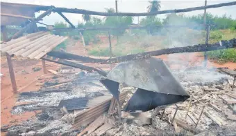  ?? ?? Una de las viviendas precarias, construida con madera y chapas de zinc, fue destruida totalmente por el incendio, al parecer provocado por una turba en Itakyry y que afectó además a otra casa.