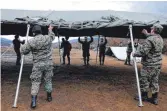  ?? FOTO: KEMAL SOFTIC/DPA ?? Bosnische Soldaten errichten ein Zelt im Camp Lipa außerhalb von Bihac.