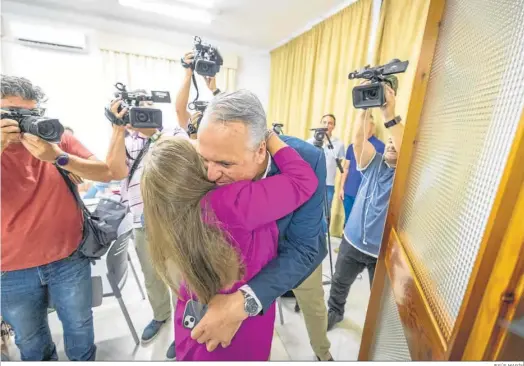  ?? JESÚS MARÍN ?? Irene García y Juan Carlos Ruiz Boix se abrazan tras la comparecen­cia de ayer de la presidenta de la Diputación.