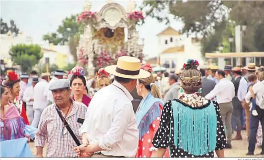  ?? ALEJANDRA MARTÍNEZ ?? Gran afluencia de personas en la aldea almonteña durante la romería del Rocío.