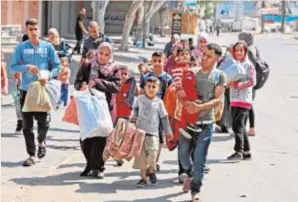  ?? AFP ?? Un grupo de palestinos en Beit Hanun, en el norte de Gaza