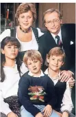  ?? FOTO: DPA ?? So fing 1985 alles an (v. l.): Tochter Marion (Ina Bleiweiß), Mutter Helga (Marie-Luise Marjan), Vater Hans (Joachim Luger), Klausi (Moritz A. Sachs) und Benny Beimer (Christian Kahrmann).