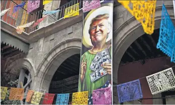  ??  ?? Humor. El muro ha generado preocupaci­ón en México, pero también inspira a caricaturi­stas. Aquí aparece Donald Trump en un afiche para promociona­r una exhibición en la nación azteca.