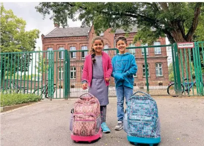  ?? FOTO: ANIKA RECKEWEG ?? Zum ersten Mal waren Marta und Daniel Braßel am Montag wieder mit allen Kindern zugleich in der Schule. Sie freuen sich vor allem darüber, ihre Freunde nun wiederzuse­hen.