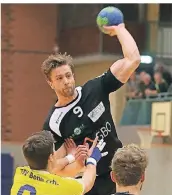  ?? FOTO: UWE MISERIUS (ARCHIV)  ?? Marius Anger (mit Ball) peilt mit sei- nem TuS 82 den zweiten Sieg im zweiten Spiel an.