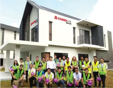  ??  ?? The students in a group photo with Gamuda IBS representa­tives.