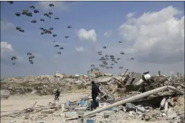  ?? MAHMOUD ESSA — THE ASSOCIATED PRESS ?? Humanitari­an aid is airdropped to Palestinia­ns over Gaza City, Gaza Strip, Monday.