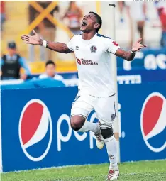  ?? FOTO: EL HERALDO ?? Carlo Costly celebrando su gol ante Motagua en la semifinal del torneo pasado. El Cocherito le marcado ocho goles al Azul.