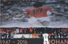  ??  ?? Evra et tout un stade ont salué la mémoire de la légende néerlandai­se avec une minute d’applaudiss­ements.