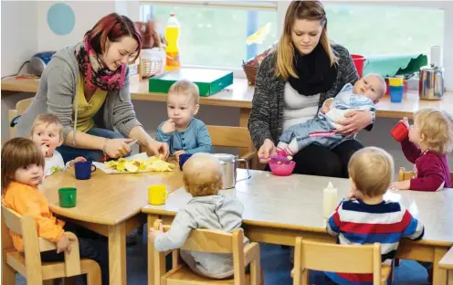  ?? Foto: dpa/Patrick Pleul ?? Die Kleinsten im AWO-Kindergart­en »Diesterweg« in Lübbenau beim Essen