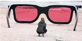  ?? FOTO: DPA ?? Durch die rosarote Brille soll alles schön aussehen.