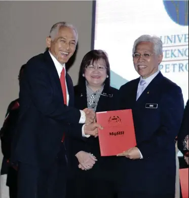  ??  ?? UTP vice- chancellor Datuk Ir ( Dr) Abdul Rahim Hashim ( left) receiving the MYRA six- star rating from Higher Education Minister Datuk Seri Idris Jusoh while Deputy Higher Education Minister Datuk Mary Yap Kain Ching ( centre) looks on.