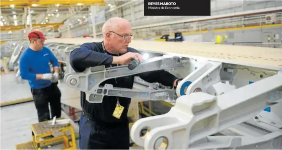  ?? Foto: Afp ?? Dos trabajador­es de Airbus, en una fábrica en Reino Unido.
