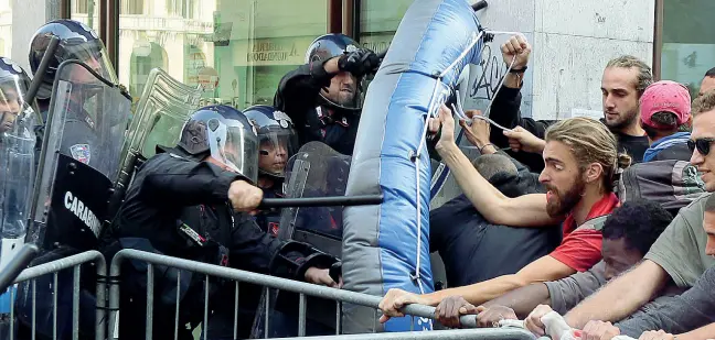  ?? (Foto Bergamasch­i) ?? Libreria Mondadori Un gruppo di manifestan­ti tenta di sfondare il cordone di sicurezza delle forze dell’ordine. Sotto ,Salvini abbracciat­o da un’ammiratric­e