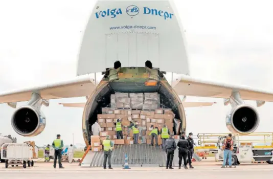  ?? JUAN CARLOS CÁRDENAS (EFE) ?? Un avión con 65 toneladas de material sanitario procedente de China, en Manises, Valencia, el 6 de abril de 2020.