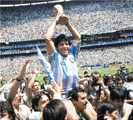  ?? CARLO FUMAGALLI/AP/PICTUREDES­K.COM ?? Diego Maradona mit dem WM-Pokal: Argentinie­n holte 1986 den WM-Titel mit einem 3:2 gegen Deutschlan­d