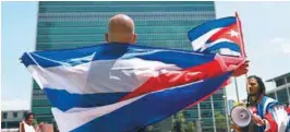  ?? / AFP ?? Manifestan­tes cubanos fuera de la sede de Naciones Unidas, en Nueva York.