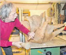  ?? FOTO: WALTRAUD WOLF ?? Hier bearbeitet Enzo Soravia eine Wurzel mit Stechbeite­l und Holzklüpfe­l.